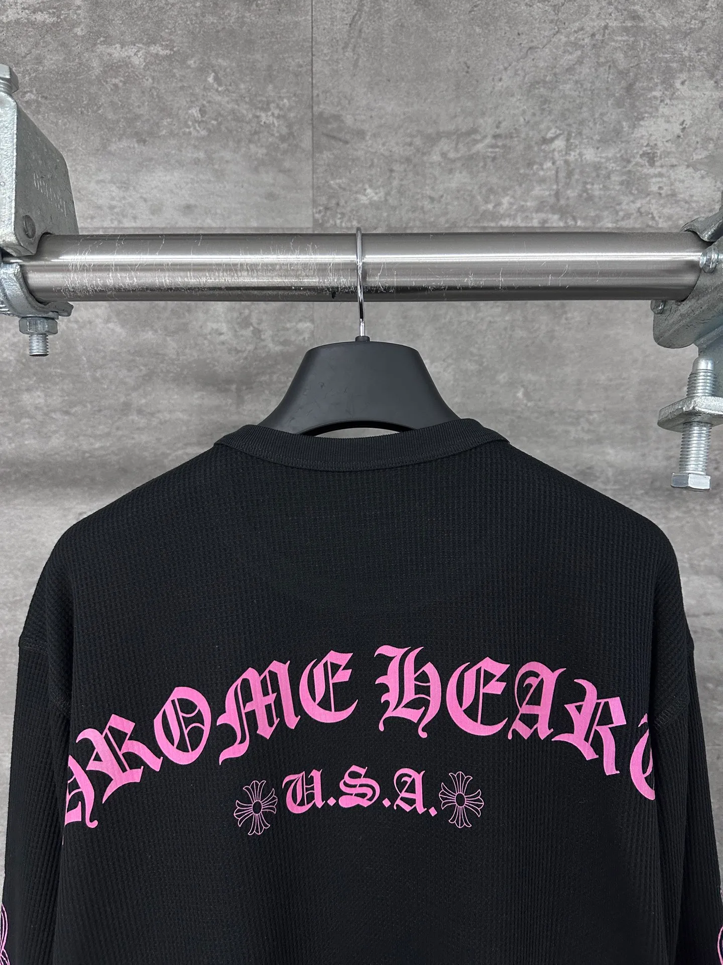P230 💰 Chrome Hearte/Chrome Heart 25SS New Pink Letter Sanskrit Waffle Long Sleeve CH New Pink Letter Sanskrit Waffle Long Sleeve. Full size shipped. The original version was purchased from Hangzhou National Specialty School for 18000. The fabric is made of 280 grams of cotton waffle material. The printing uses white ink heat transfer technology. Piece cutting + garment printing. (piece pressing + semi-finished product machine pressing). Customized accessories. Same style for men and women. Work details and texture are very good Size: S M L